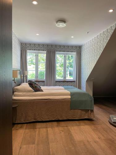 Family Room with Garden View