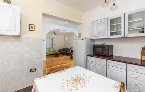 Beautiful Home In Spincici With Kitchen