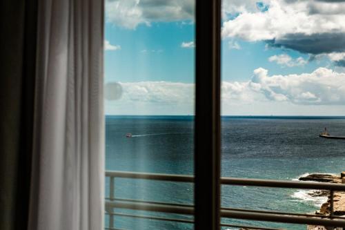 Premium Suite with Sea View image 9