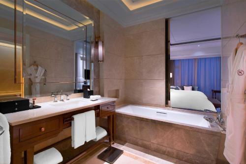 Deluxe King Room image 6