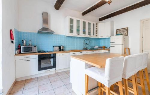 virtuve, Gorgeous Home In Magalas in Magalas