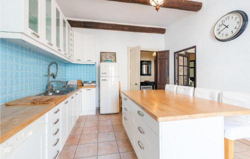 virtuve, Gorgeous Home In Magalas in Magalas
