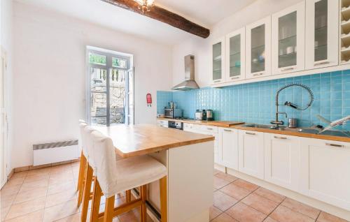 virtuve, Gorgeous Home In Magalas in Magalas