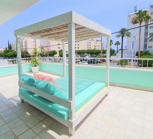 2 twin beds, 1 sofa bed
