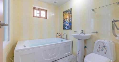 room detail thumbnail 2