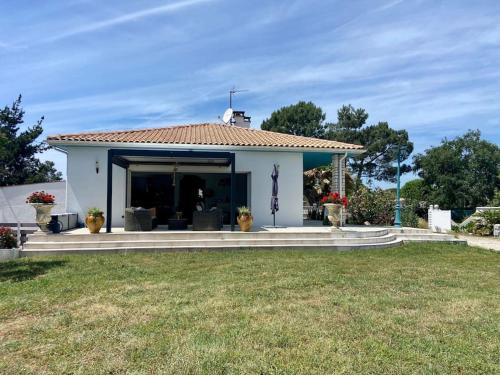 Maison avec piscine et jardin