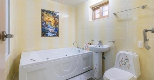 room detail thumbnail 2