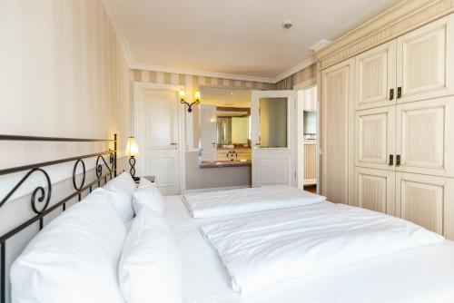 1 queen bed, 1 sofa bed