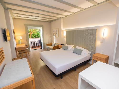 Double with Extra Bed Hotel Boutique Isla Canela Golf 1