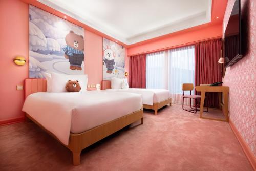 LINE FRIENDS PRESENTS CASA DE AMIGO - Tap to explore photos