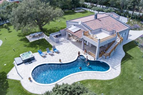 Villa Golden Root Real Estate