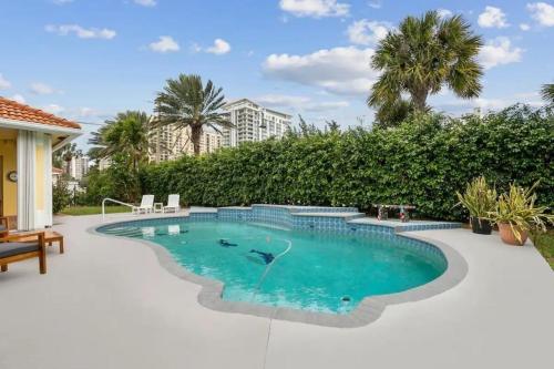 Singer Island Beach Oasis: Heated Pool & 2022 Renovations