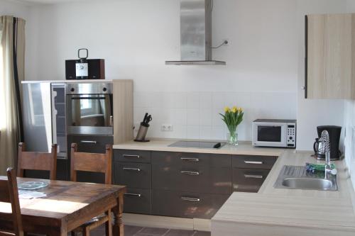 廚房, Ruhige Ferienwohnungen mit Teichblick in 勞巴克