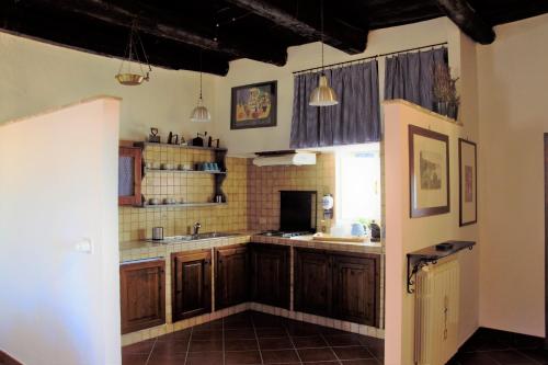  Sui tetti del borgo in Capranica