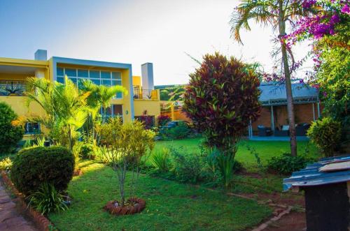 Room in Villa - The white-orange bedroom with a pleasant view overlooking the lake