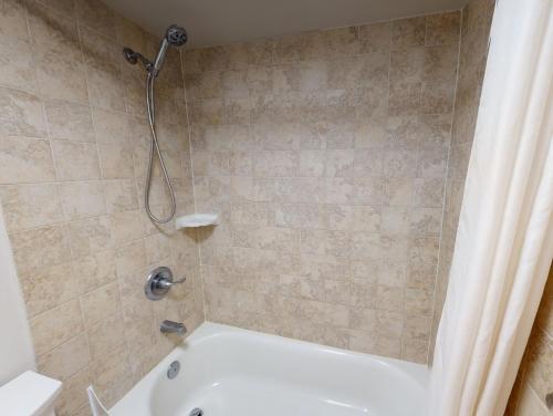Sleek & Modern 32nd Floor Condo at the Waikiki Banyan - Free parking! - image 2
