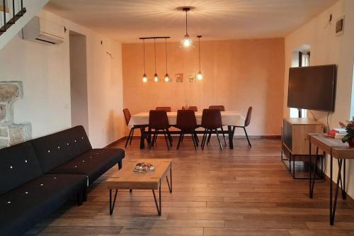 Holiday Home For 8 people, POOL + SEA view in Vilanija