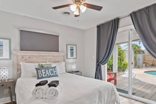 SunKissed in St Pete is a 3 BR Home with Heated Pool and great outdoor space Near the Beach in 사라소타 브래든턴 국제공항