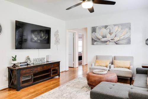 RF Central location w fenced backyard FIRE-PIT in Richmond, USA