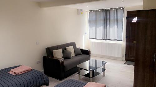 Mon Repos 24hr Heathrow Airport 4