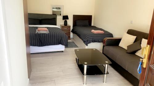 Mon Repos 24hr Heathrow Airport 5
