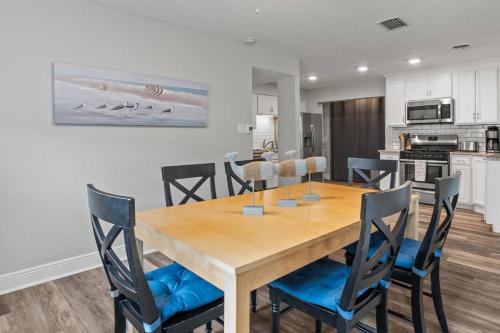 SunKissed in St Pete is a 3 BR Home with Heated Pool and great outdoor space Near the Beach in 사라소타 브래든턴 국제공항