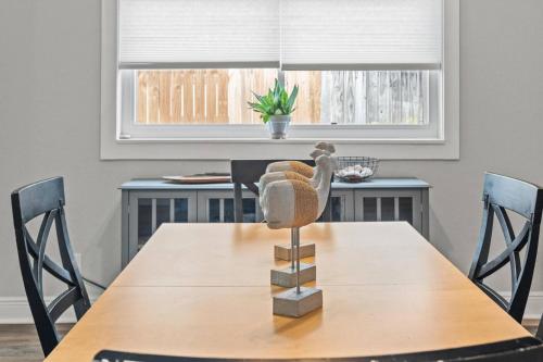 SunKissed in St Pete is a 3 BR Home with Heated Pool and great outdoor space Near the Beach in 사라소타 브래든턴 국제공항