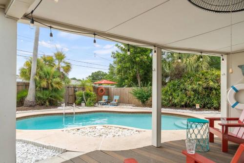 SunKissed in St Pete is a 3 BR Home with Heated Pool and great outdoor space Near the Beach in 사라소타 브래든턴 국제공항
