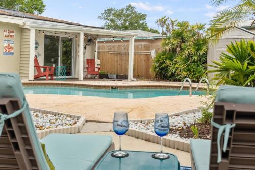 SunKissed in St Pete is a 3 BR Home with Heated Pool and great outdoor space Near the Beach in 사라소타 브래든턴 국제공항
