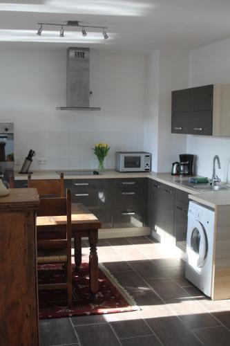 廚房, Ruhige Ferienwohnungen mit Teichblick in 勞巴克