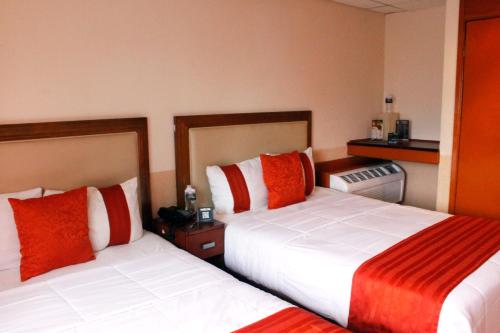 Standard Twin Room image 7