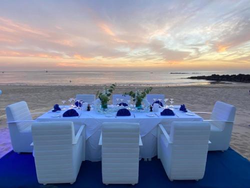 Bãi biển, Mövenpick Resort Lamantin Saly in Saly