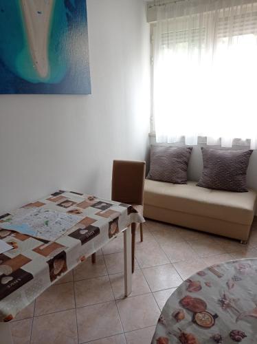Nice and cozy two single bed room, Split (photo 4)