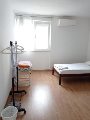Nice and cozy two single bed room, Split (photo 10)