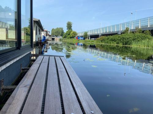  Unieke woonark met privétuin en free parking., Pension in Rotterdam bei Bleiswijk