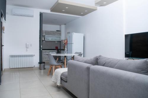 Hermoso departamento, con cochera y patio pequeño.