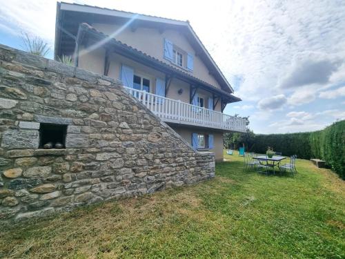 Gîte Saint-Georges-en-Couzan, 4 pièces, 6 personnes - FR-1-496-291