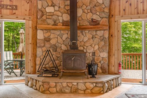 Double Arrow Cabin in Mercer, USA