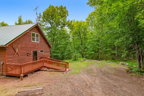 Double Arrow Cabin in Mercer, USA