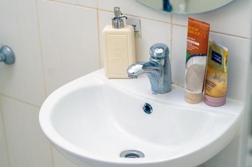 Bathroom, Greek Home البيت اليوناني تسجيل وصول ذاتي in Ghirnatah