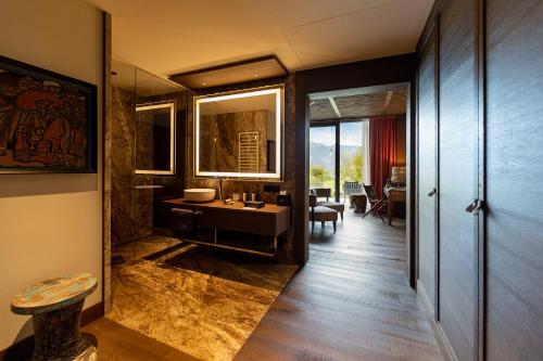 room detail thumbnail 2