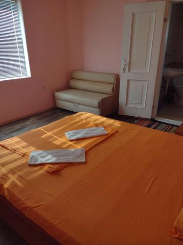 1 double bed, 1 twin bed