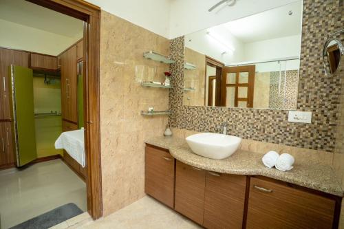 Double Room with Balcony image 9