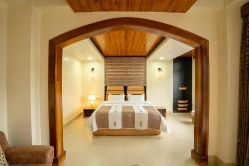 Double Room with Balcony image 4