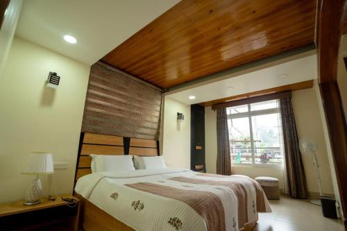 Double Room with Balcony image 3
