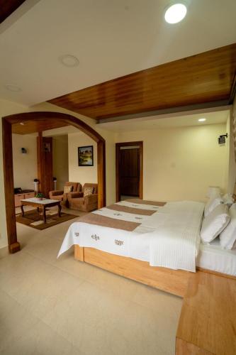 Double Room with Balcony image 2