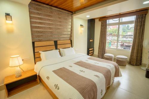 Double Room with Balcony image 1