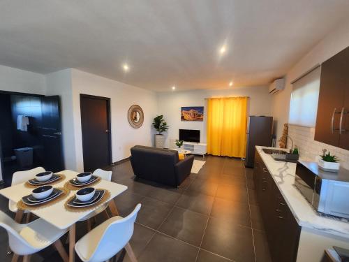 設施, Modern sunshine yellow apartment with nature views in 特拉科拉