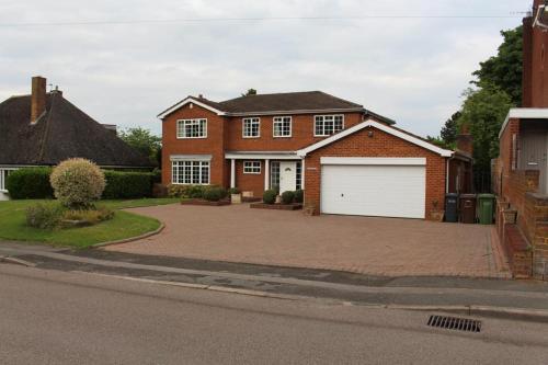 Lovely 10-Bed House in Birmingham with a big drive