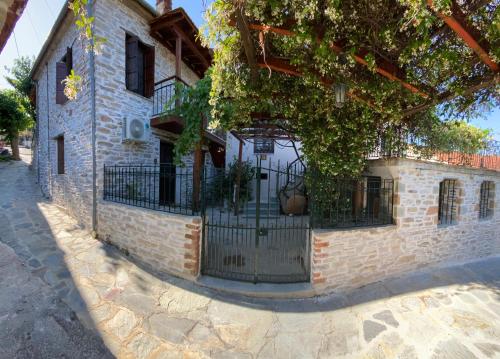 Vista exterior, Tsagarakis Studios in Kamena Vourla